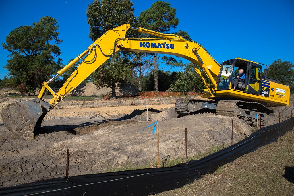 Excavadora en labor de demolición y manejo de RCD