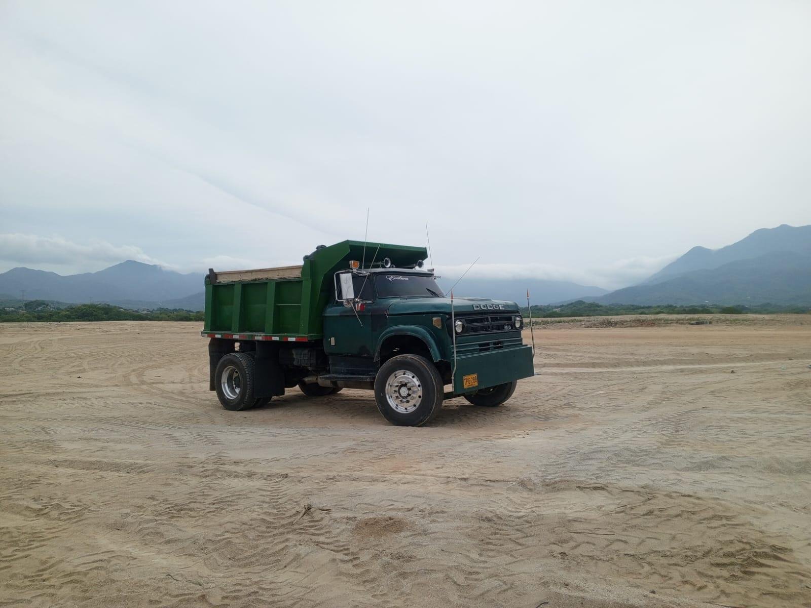 Volqueta propia de ECO-STRUCTURAS lista para transporte de materiales